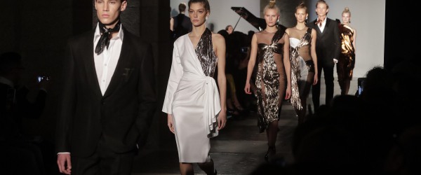 Défilés, soldes... la mode à Paris investit tous les fronts